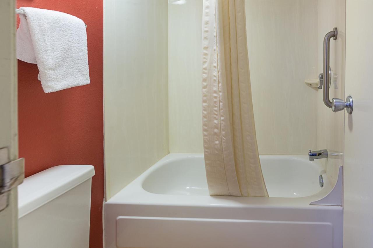 Red Roof Inn Detroit - Фармингтон-Хиллз Экстерьер фото